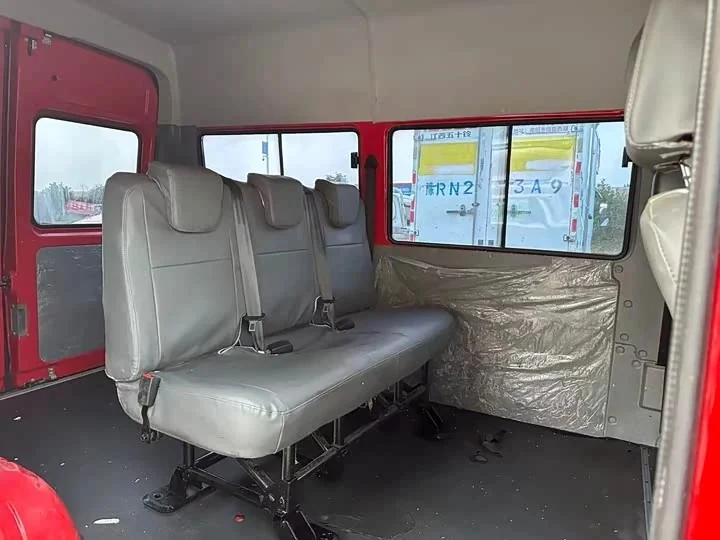 依维柯得意 2023款 2.5T A35M1短轴中顶双胎侧拉门5-9座 实拍图 2