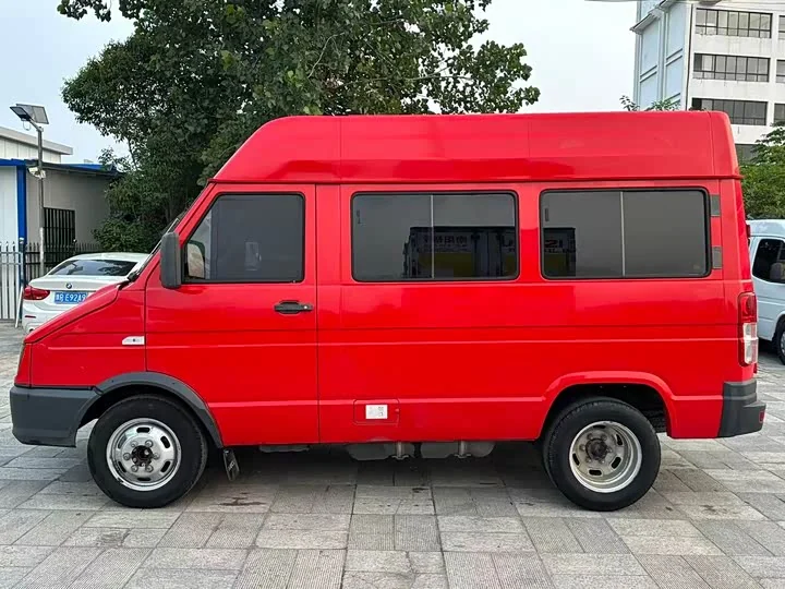 依维柯得意 2023款 2.5T A35M1短轴中顶双胎侧拉门5-9座 实拍图 6